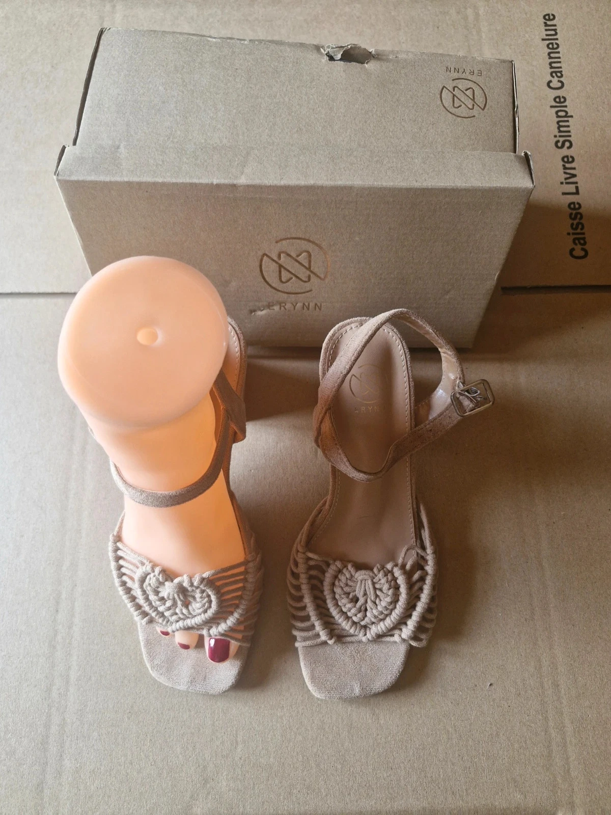 Sandales à talons Erynn beiges en suédine tressée – Pointure 36